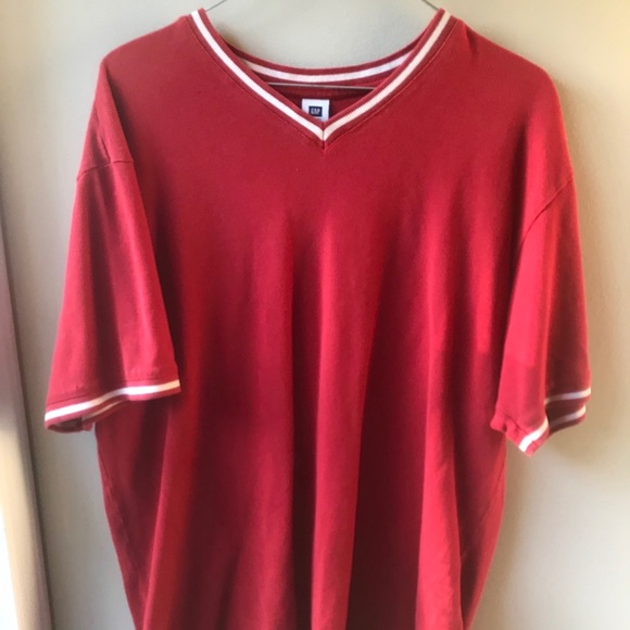 Red GAP tee 🔥 - Picture 2 of 4